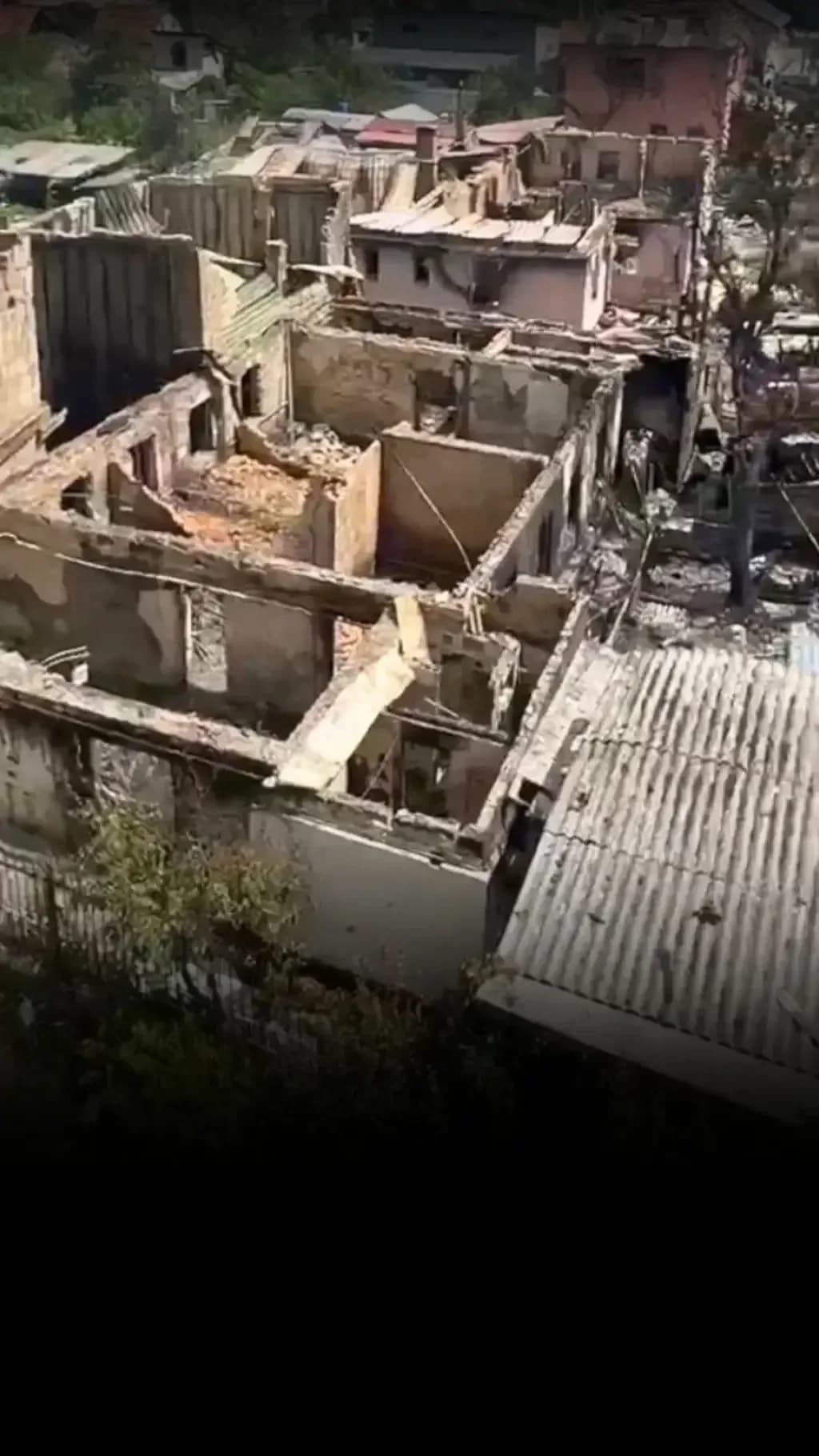 Зруйновані внаслідок обстрілу житлові будинки з вибитими дахами та стінами