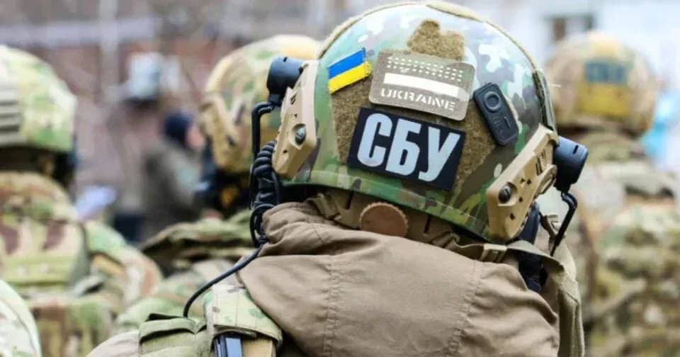 Шолом військовослужбовця СБУ символізує захисників, чиї пенсії зменшили
