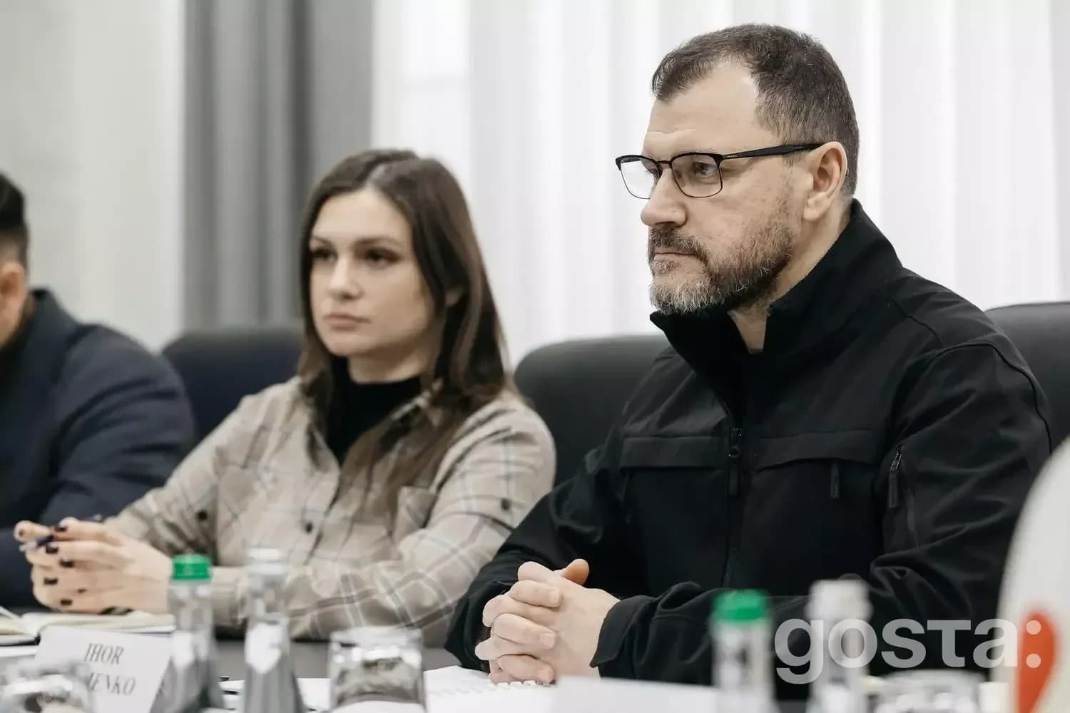 На зображенні люди підписують Грантову угоду між МВС України та JICA для гуманітарного розмінування.