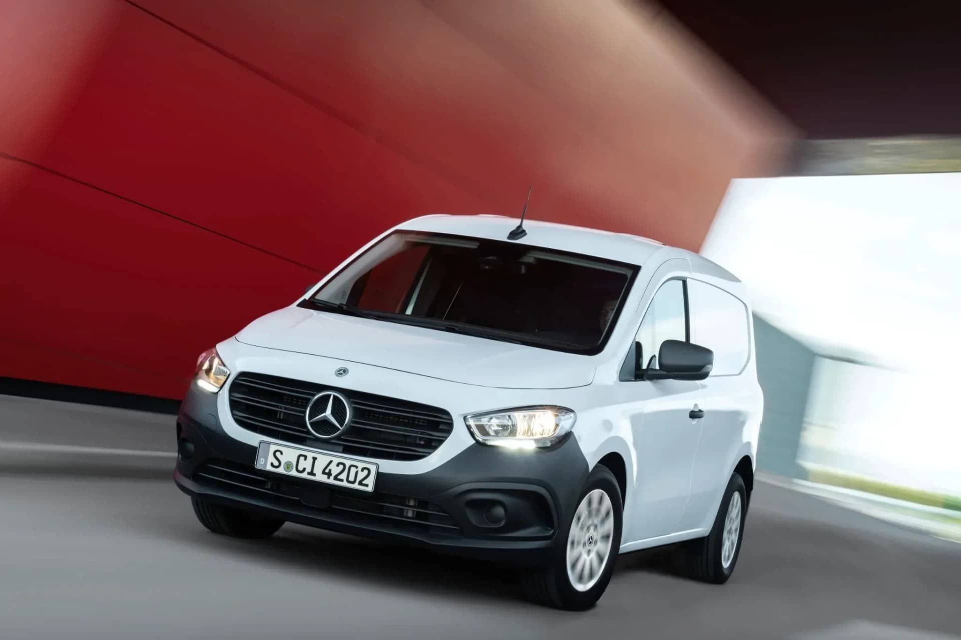 Кур'єрський мікроавтобус Mercedes-Benz Vito під час адресної доставки в місті