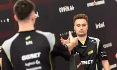Гравці NAVI вітають одне одного після перемоги у півфіналі CS2 Thunderpick World Championship 2025