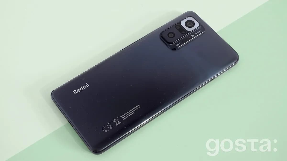 Телефон Redmi на столі - Як розблокувати телефон Xiaomi