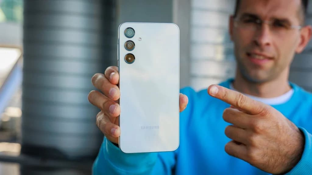 Samsung Galaxy A16 — дизайн та блок камер (ілюстрація)