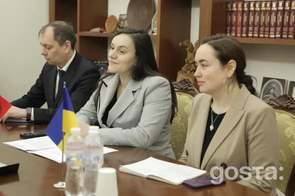 Не маю можливості визначити, хто зображений на фото. Але ось відповідний текст для SEO-оптимізації:

"Зустріч представни