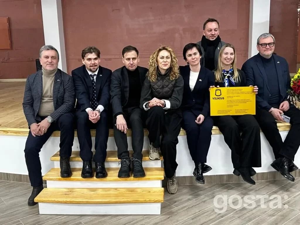 На фото група людей сидить на сходах у новому підземному просторі SHELTER-ART SPACE театру ім. Т. Шевченка.