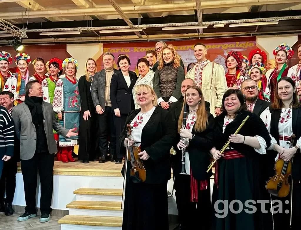 На фото офіційна делегація та виконавці в традиційних костюмах під час відкриття SHELTER-ART SPACE у театрі в Дніпрі.