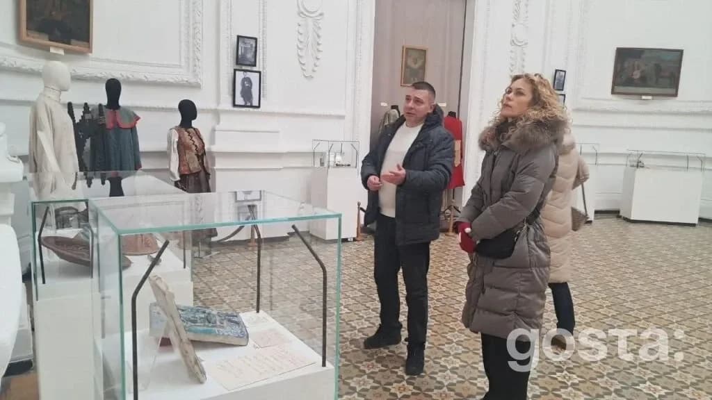 На зображенні: відвідувачі оглядають виставку у творчому просторі SHELTER-ART SPACE у Дніпрі, який слугує безпечним укри