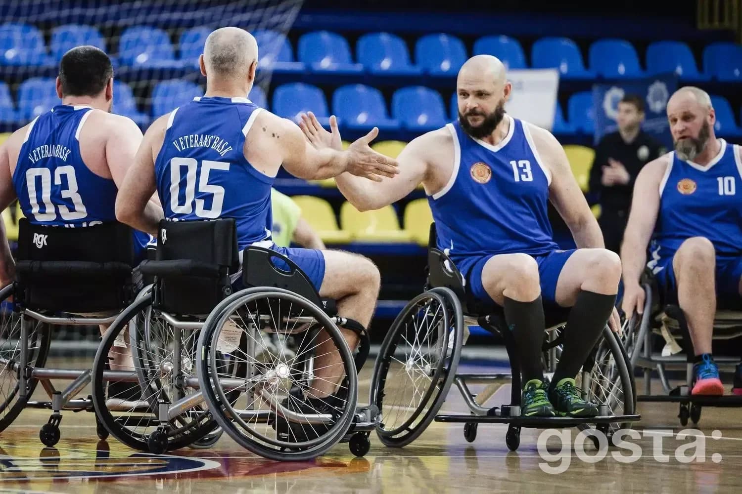 Учасники команди з адаптивного баскетболу 'Veterans’ Bask' обмінюються вітаннями на презентації в Дніпрі.