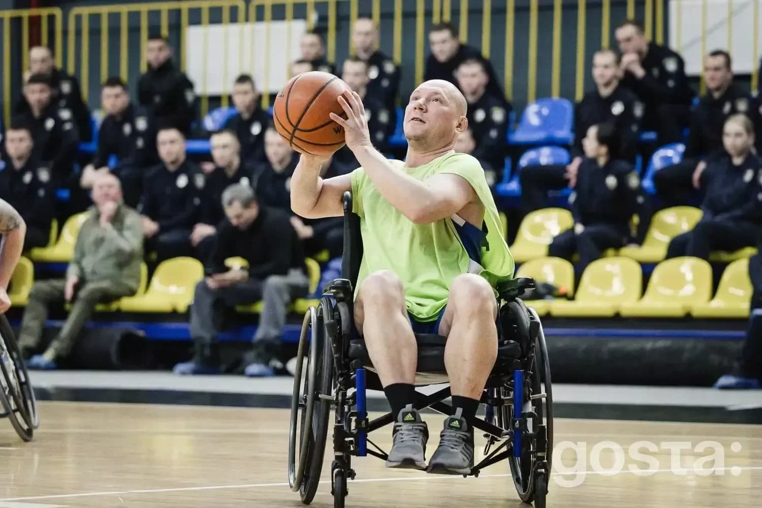Ветеран у вирішальному моменті гри адаптивного баскетболу для команди 'Veterans’ Bask' у Дніпрі.