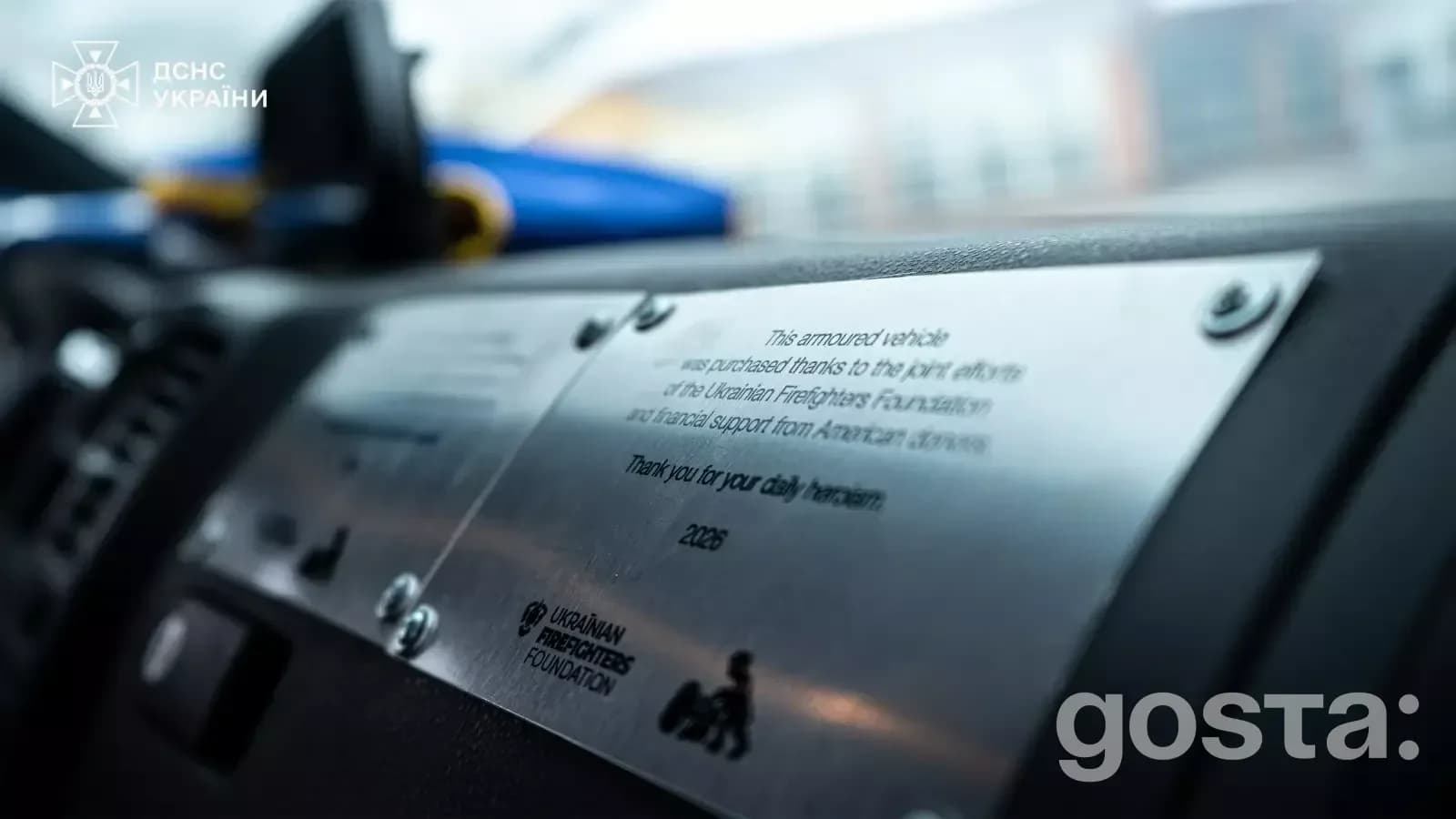 Внутрішній вигляд броньованого Volkswagen Transporter рятувальників ДСНС України, 2026. Табличка з подякою від донорів.