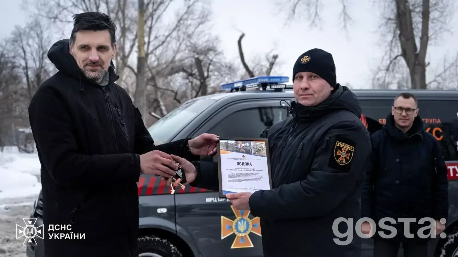 На фото передача броньованого Volkswagen Transporter рятувальникам ДСНС України для підвищення безпеки в зоні конфлікту.