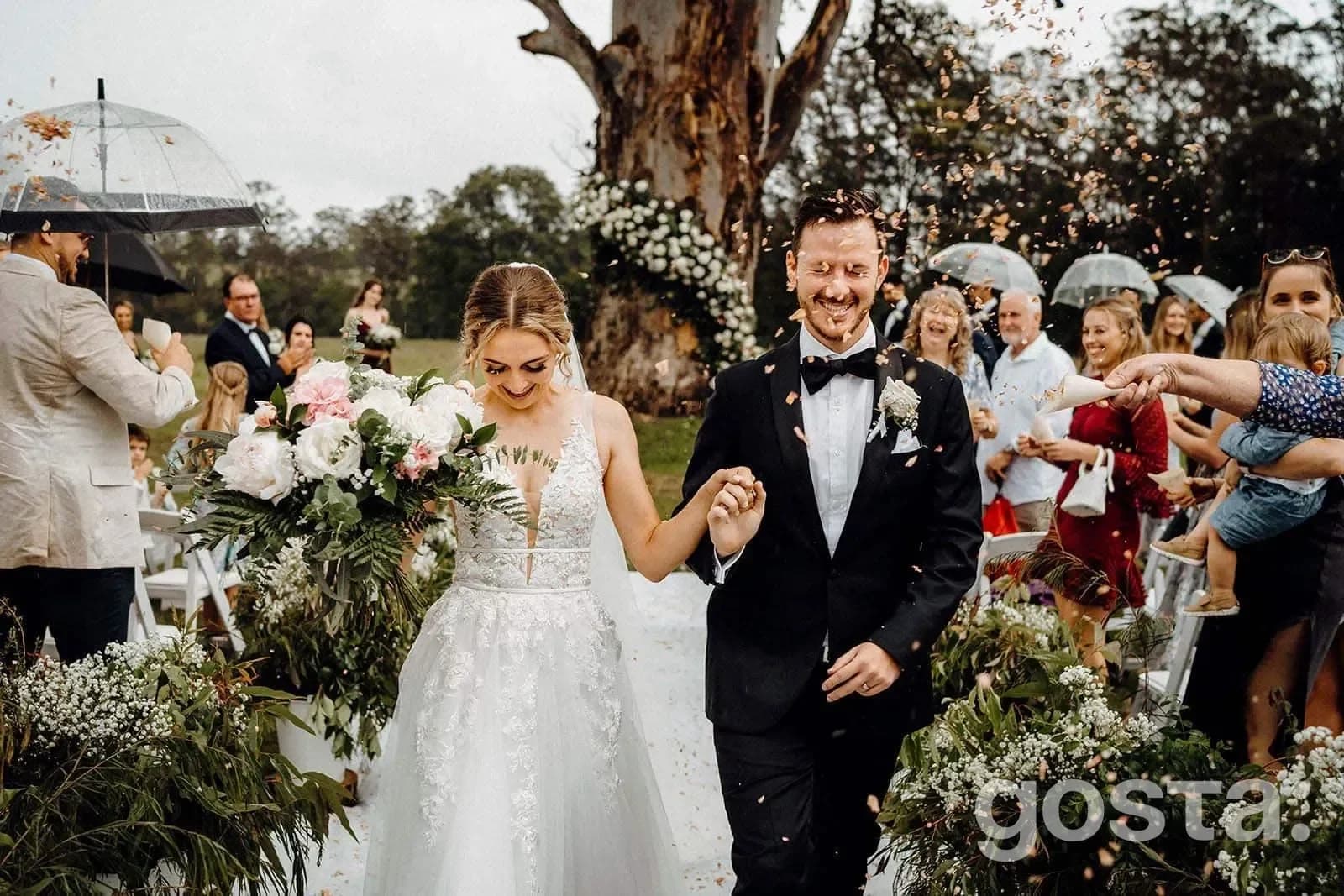 What to give friends on their wedding day?