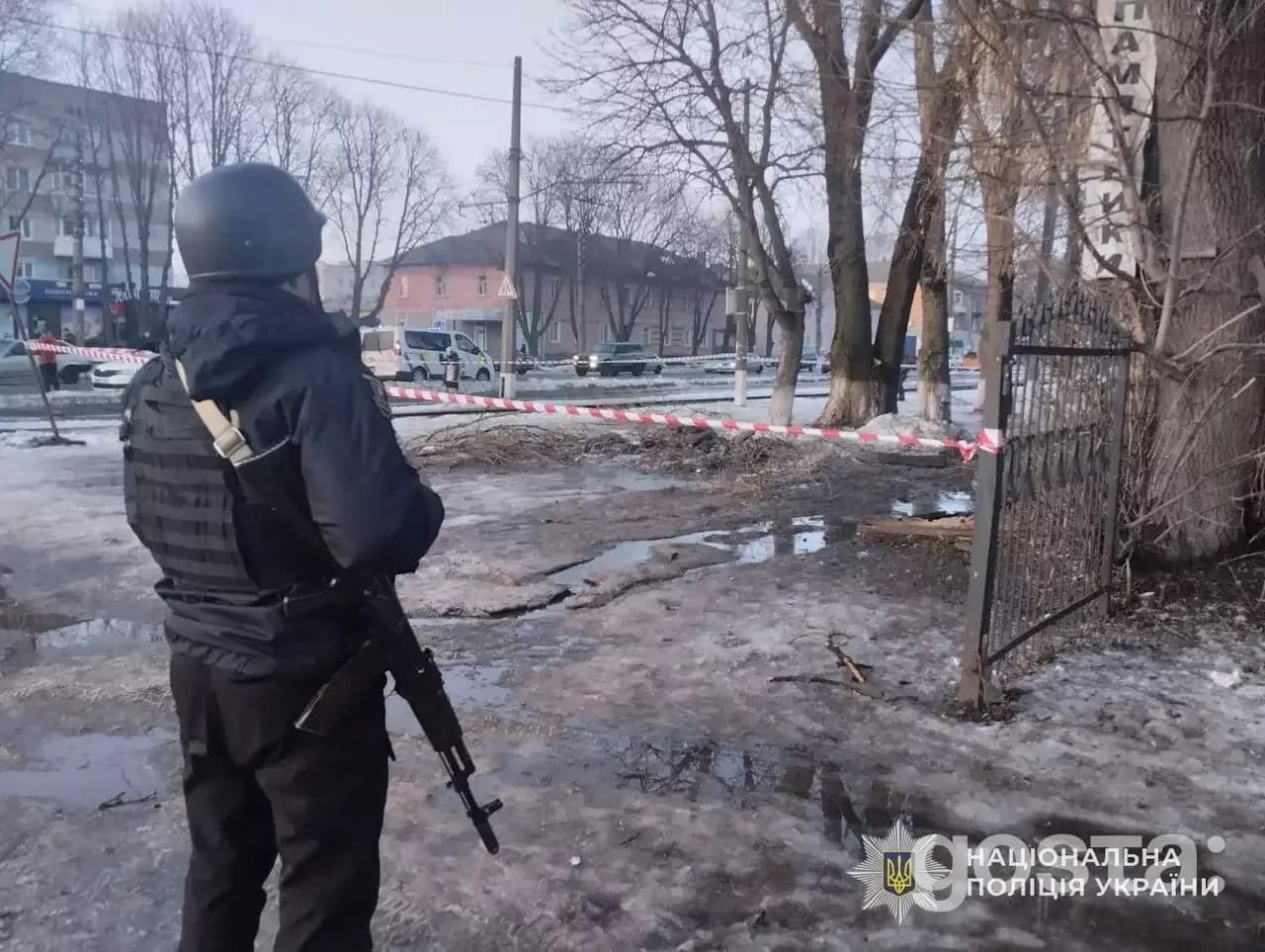 Поліцейський фіксує наслідки обстрілів на Київщині, пошкоджено будівлі, загрози через атаки РФ.