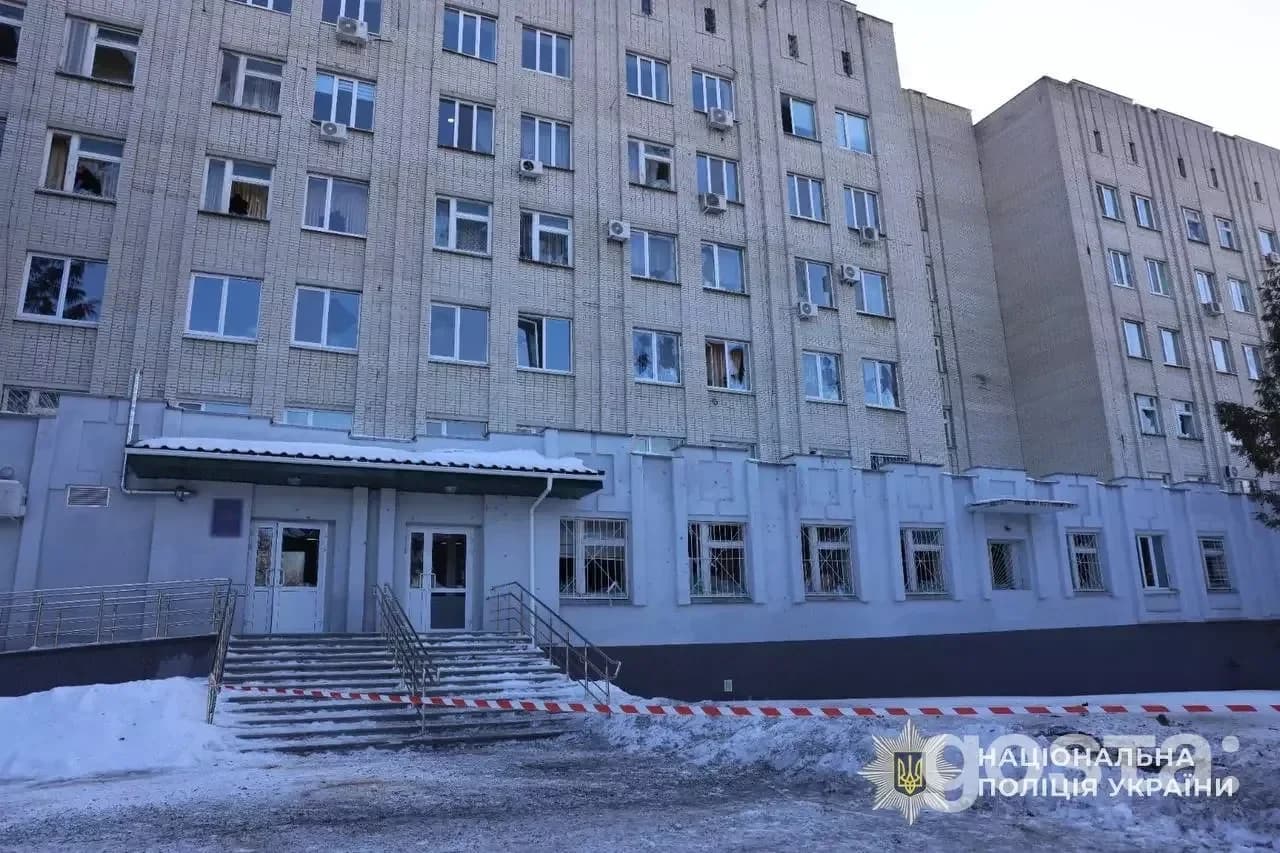 Будівля з пошкодженими вікнами після обстрілів у Київській області, Україна.