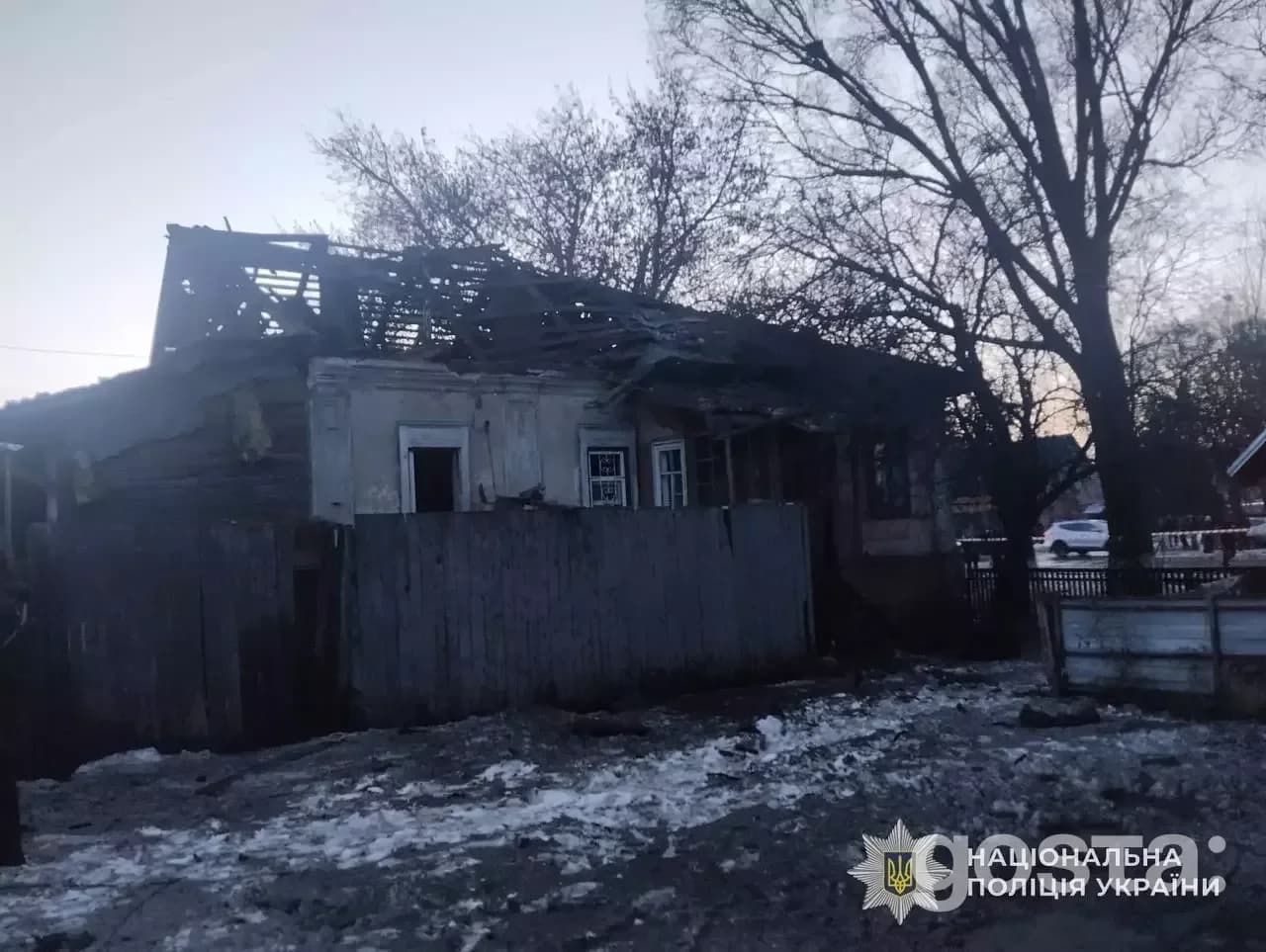 Зруйнований будинок внаслідок обстрілів на Київщині, Україна, пошкоджені дах та стіни, фіксуються наслідки атаки.