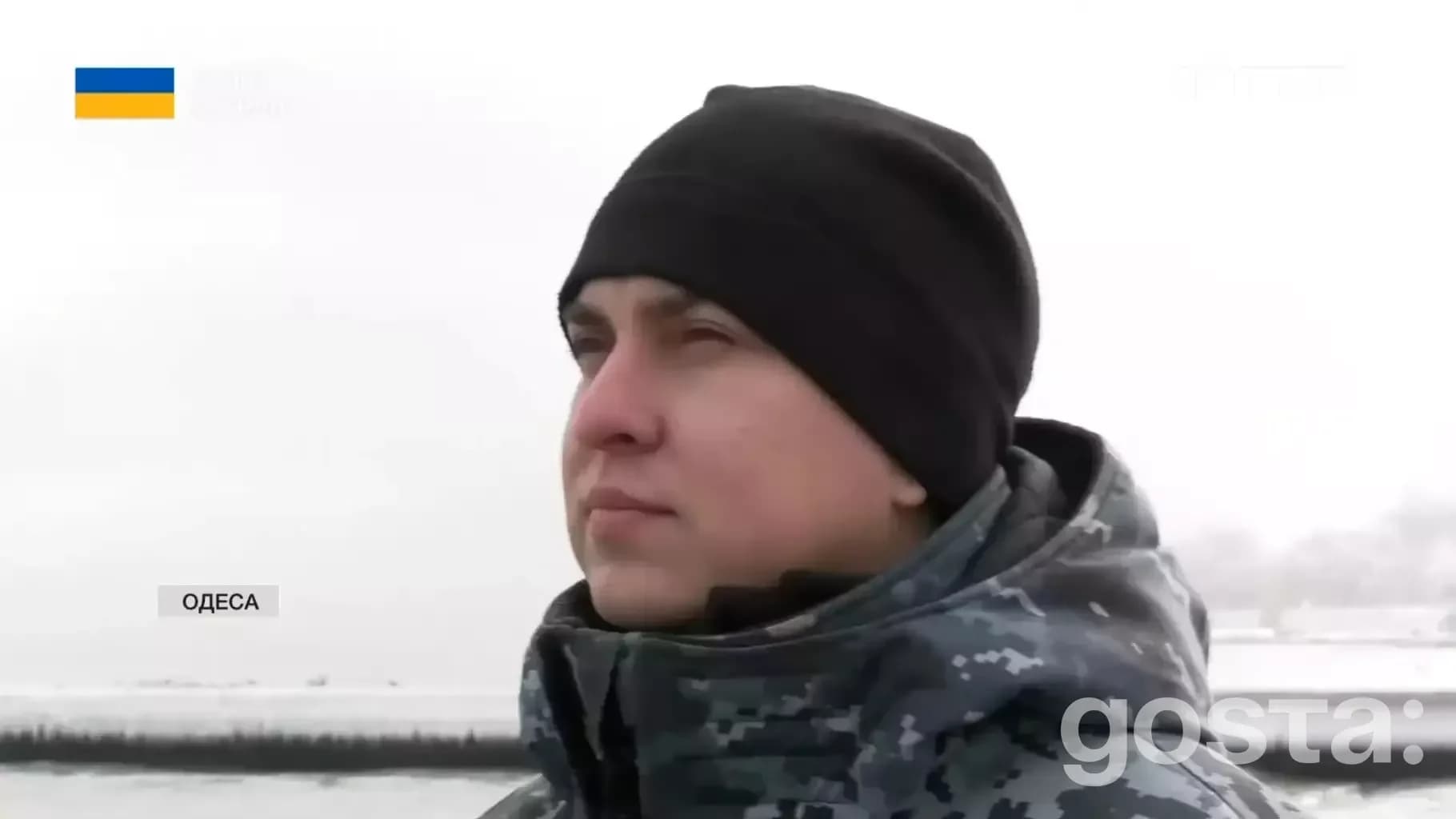 Чоловік у військовій формі Морської охорони України дивиться вдалечінь на тлі моря, Одеса, зима.