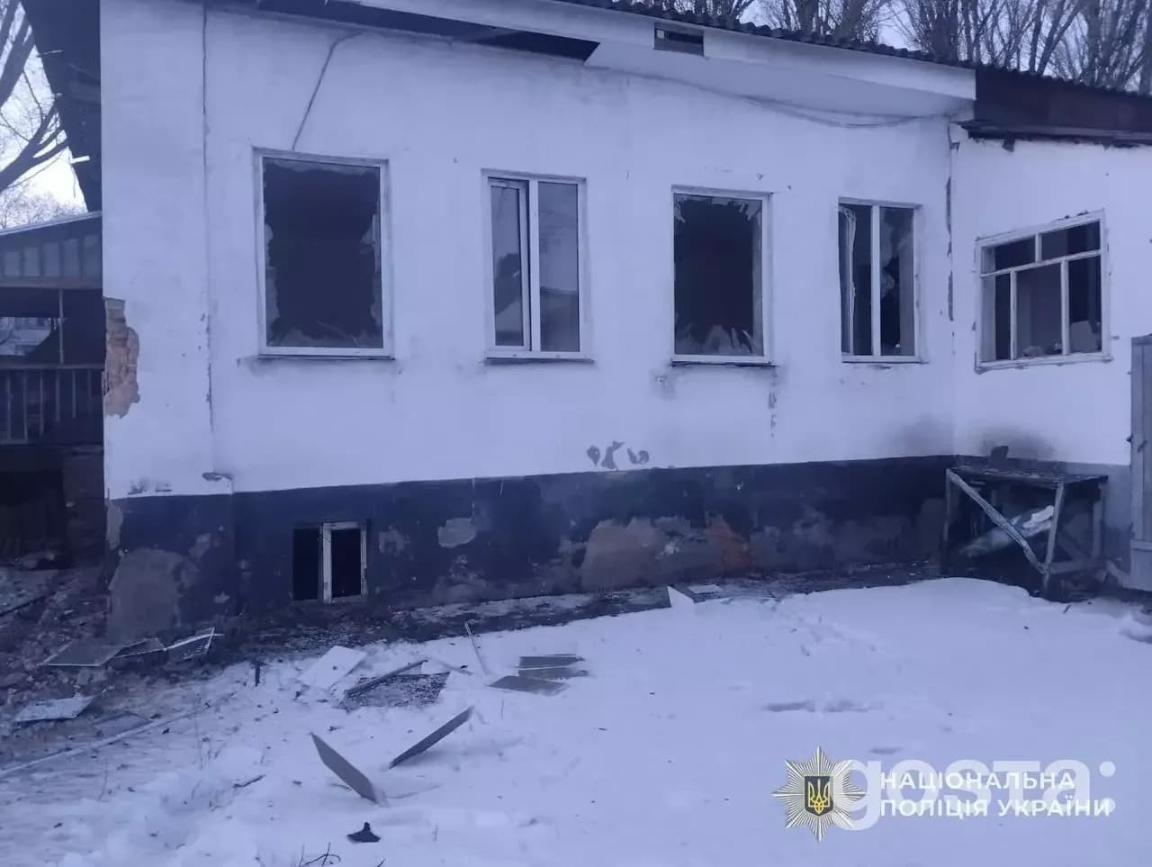 Зруйнований житловий будинок після обстрілів у Київській області, пошкоджені вікна; працює поліція, зафіксовано наслідки.