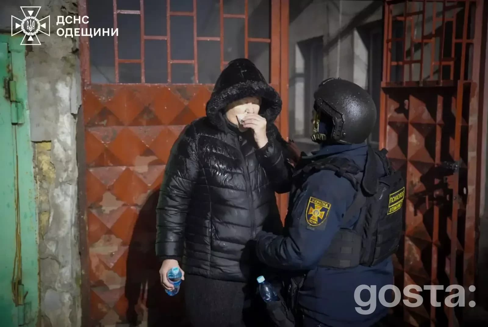 Поліція допомагає людині після обстрілу в Одеській області; пошкоджені будинки, працюють рятувальники та психологи.
