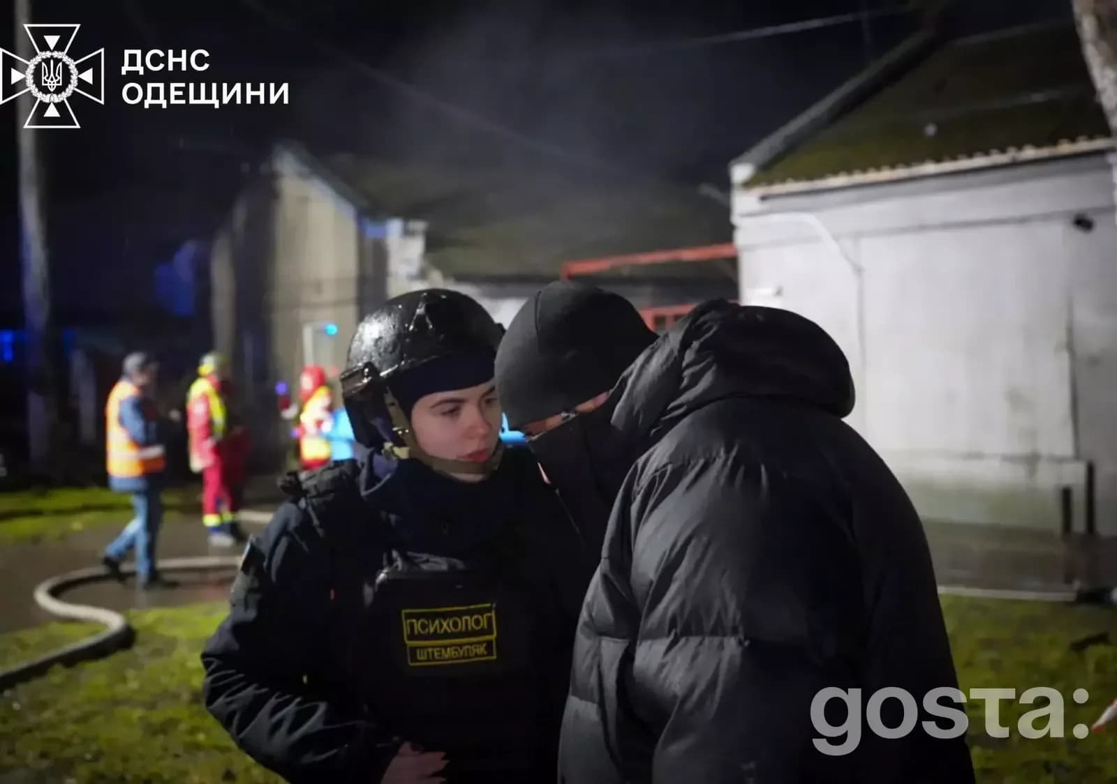 На Одещині після обстрілу: рятувальниця надає допомогу постраждалим.