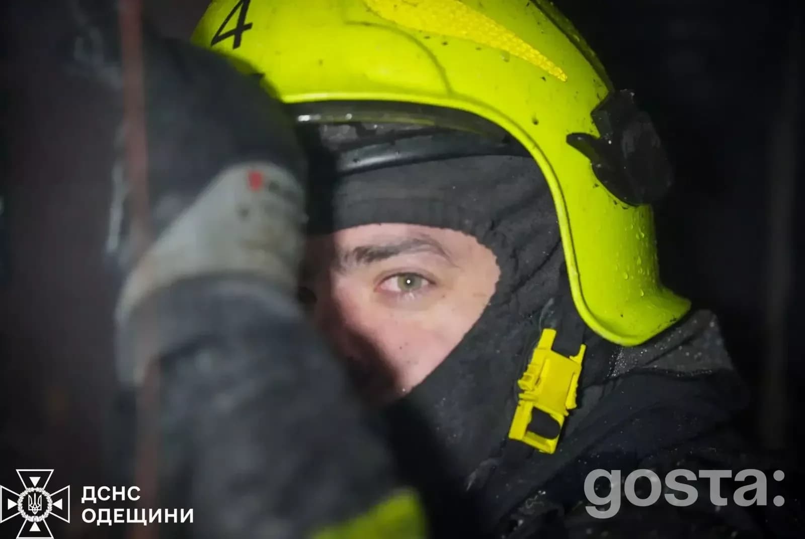 Рятувальник ДСНС в захисній касці працює на місці обстрілів в Одеській області, Україна.