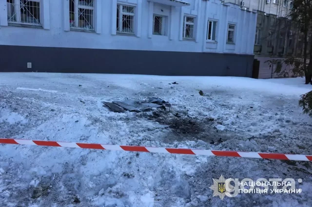 Місце влучання снаряду в Київщині: пошкодження будівлі та території, працює поліція та рятувальники.