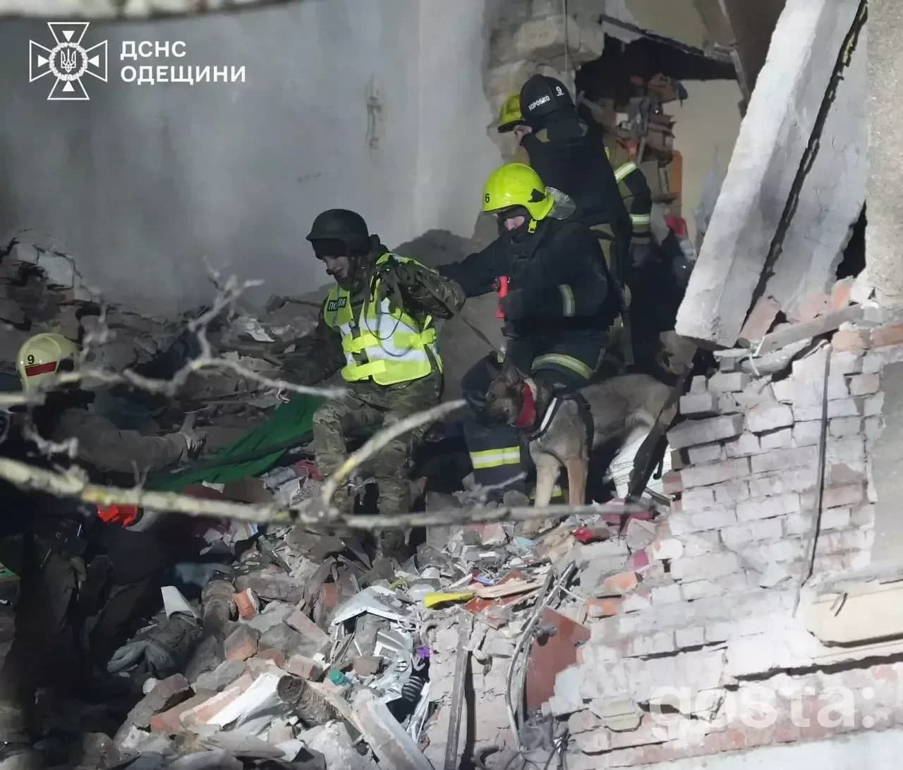 Рятувальники ДСНС розбирають завали після атаки дронів в Одесі, 27.01.2026.