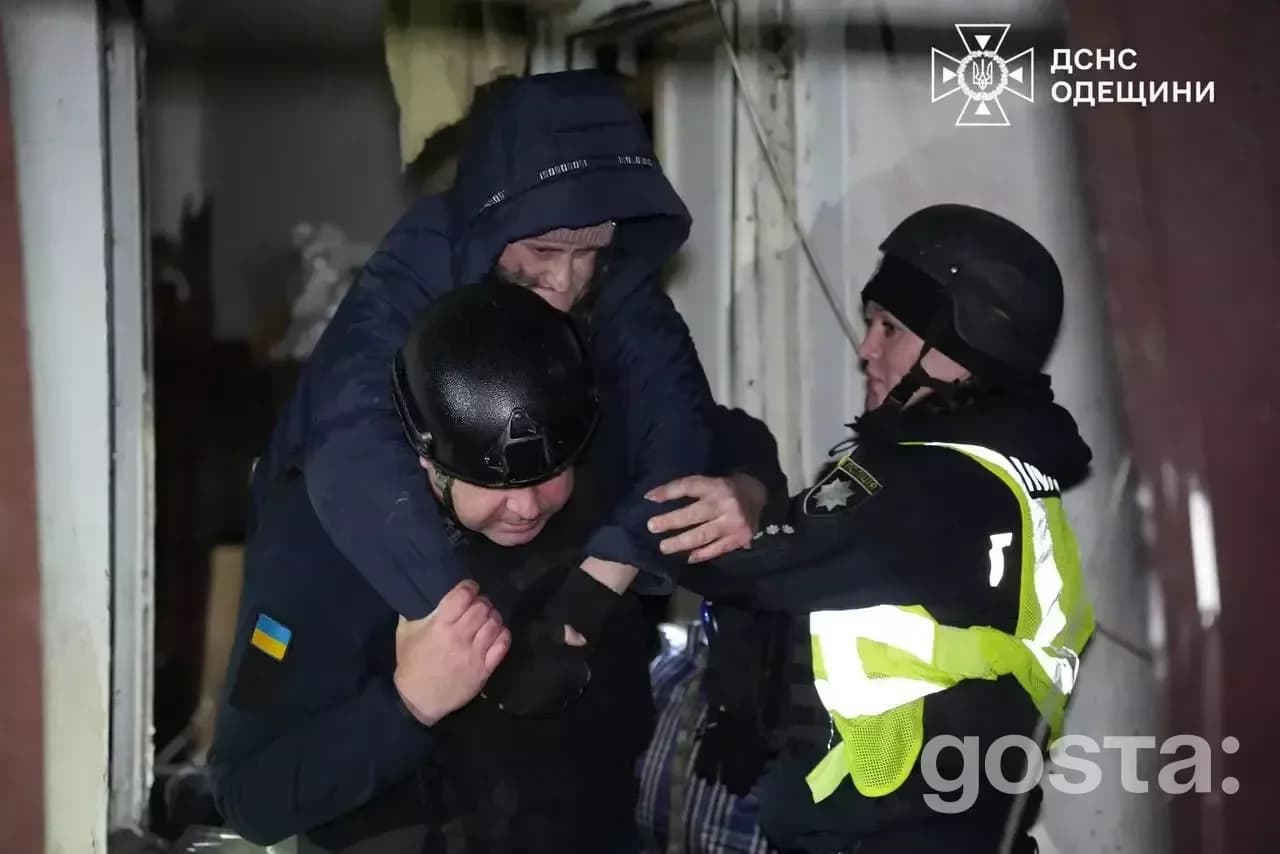 Рятувальники ДСНС допомагають евакуювати постраждалих в результаті атаки дронами в Одесі, 27.01.2026.