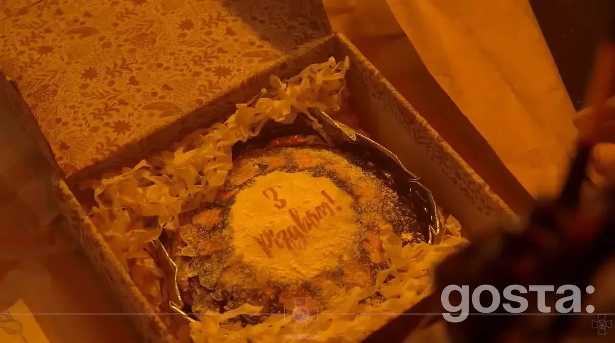 Alt text: A festive cake in a decorated box, symbolising Christmas joy amidst the struggles of war in Ukraine.