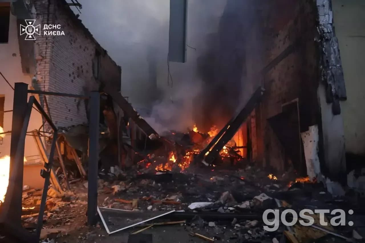 Destruction in Kyiv after a Russian attack: emergency services combat fires and assess damage to buildings and lives.