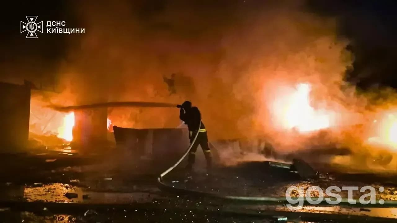 Emergency responders extinguish a fire amid the devastation from a Russian attack in Kyiv on 27.12.2025, rescuing citize