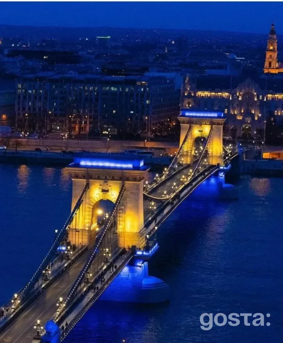 Політична буря в Будапешті: українські кольори на мосту розпалили конфлікт