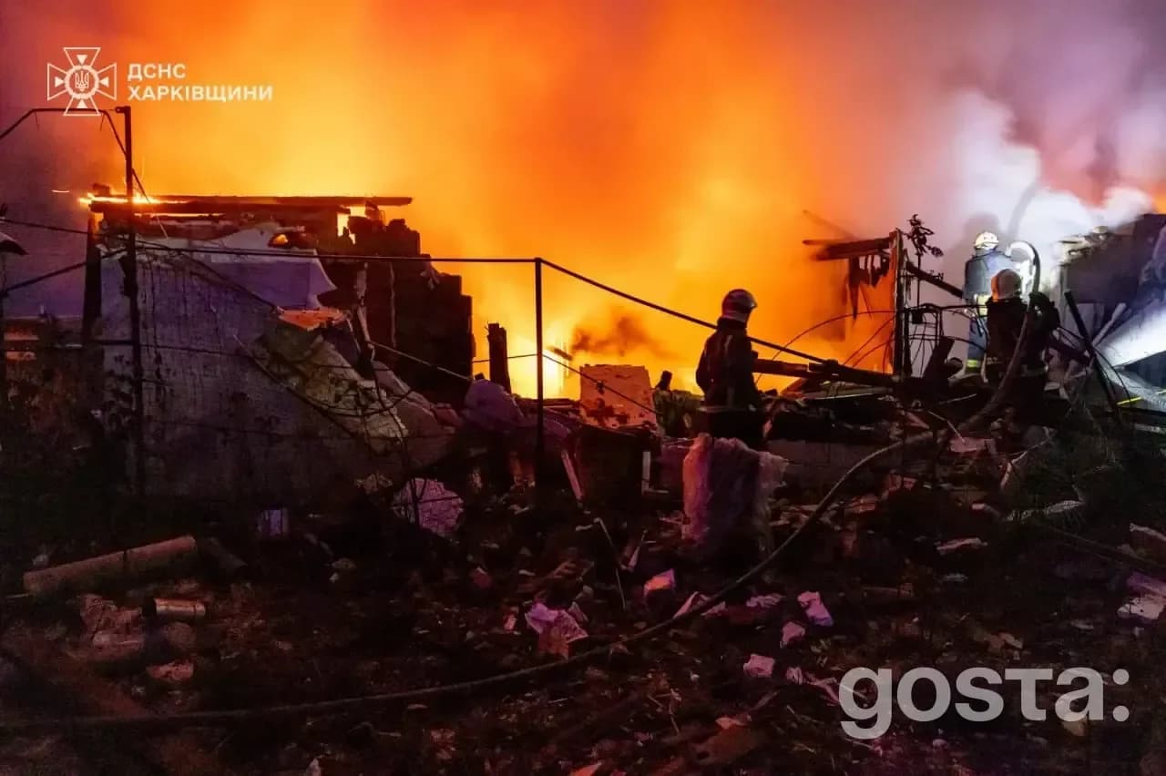 Служба порятунку на місці вибуху у Харківщині, де пожежа знищила житлові будівлі після нічної атаки.