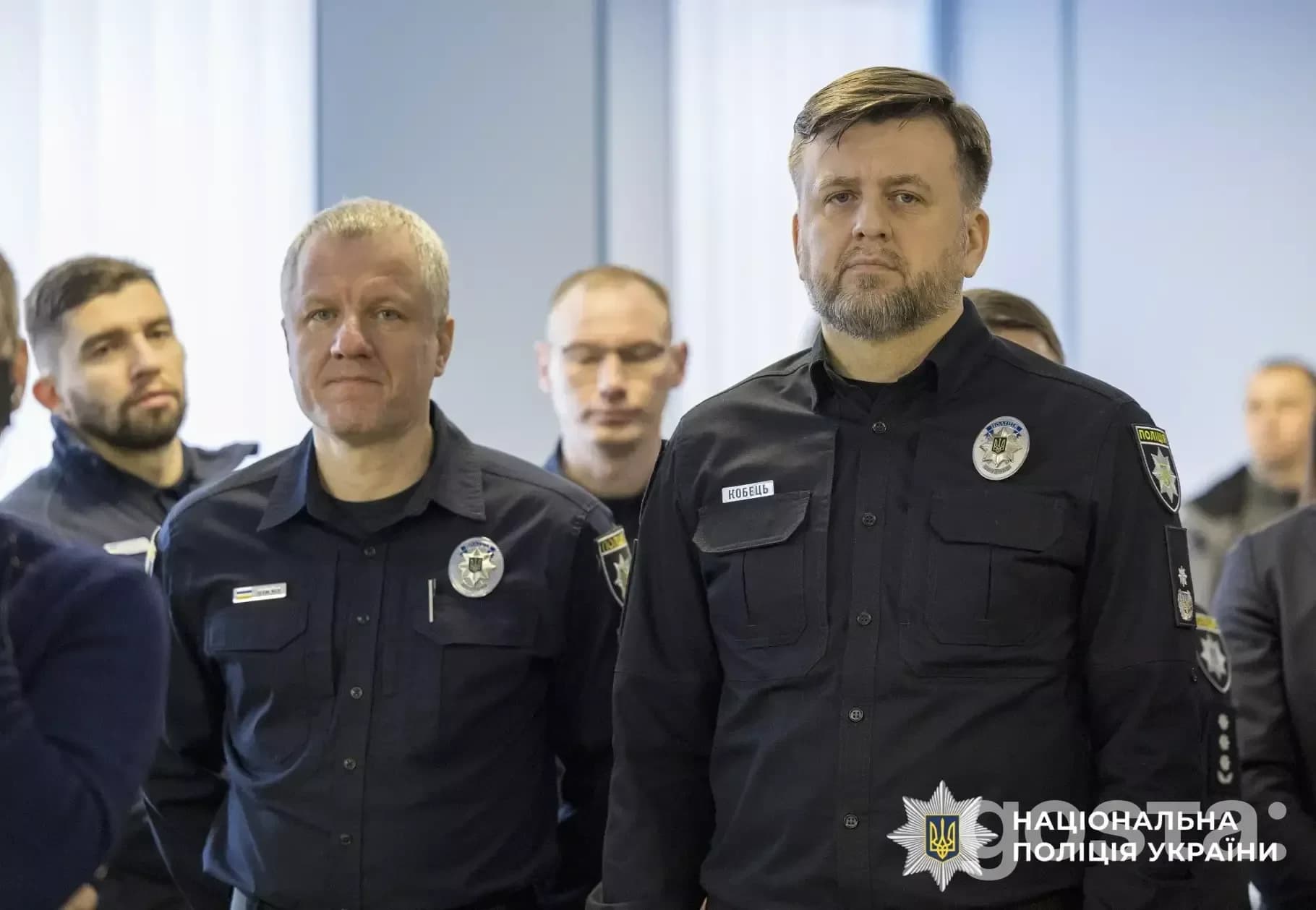 На фото зображено групу поліцейських під час відкриття психологічного центру підтримки у Києві, Україна.