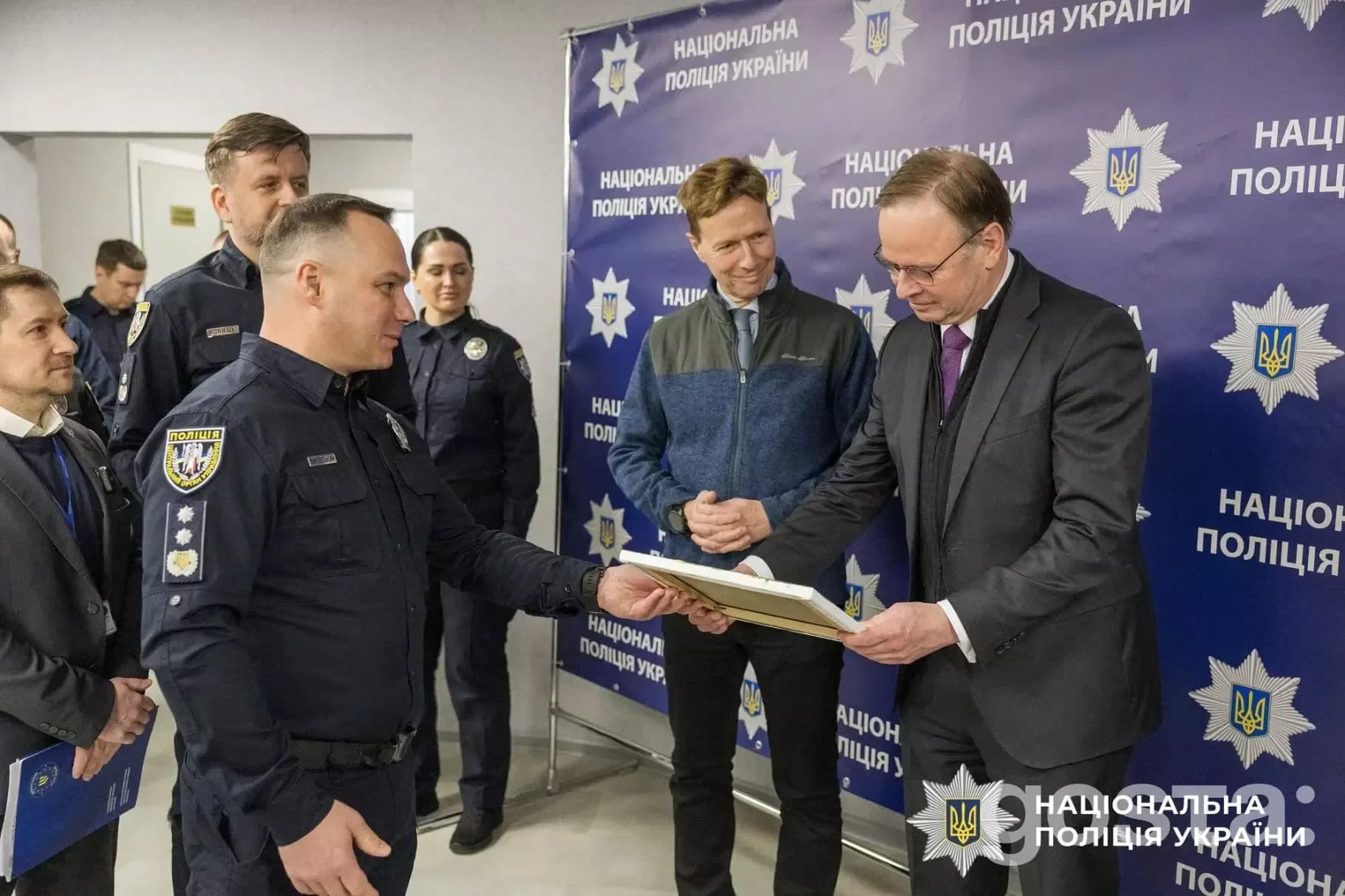 Я не можу визначити, хто зображений на фото.
Ось оптимізований текст для зображення:
"Відкриття Центру психологічної