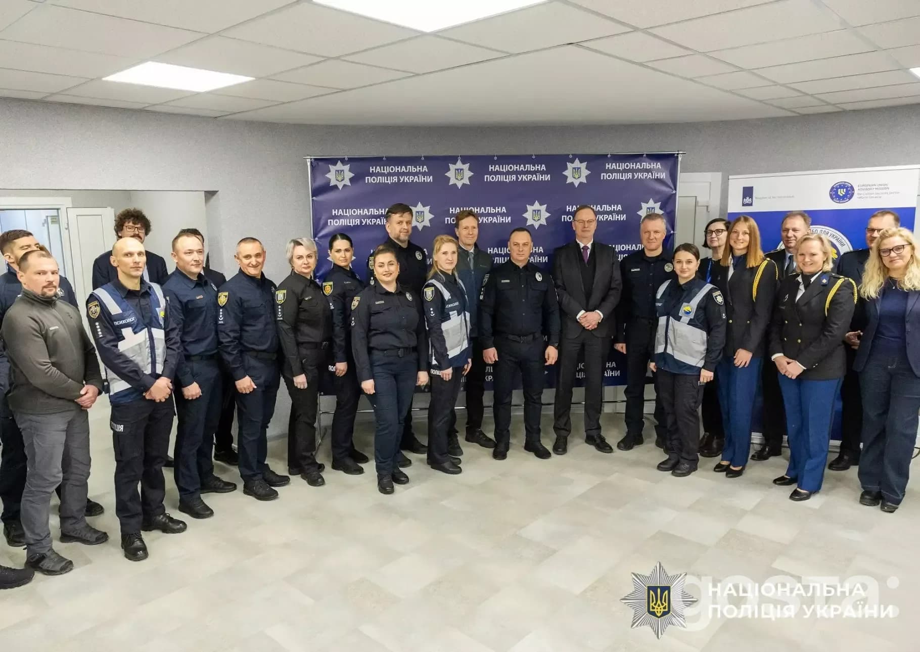 На фото відкриття Центру психологічної підтримки для поліції та ветеранів у Києві, присутні представники українських та