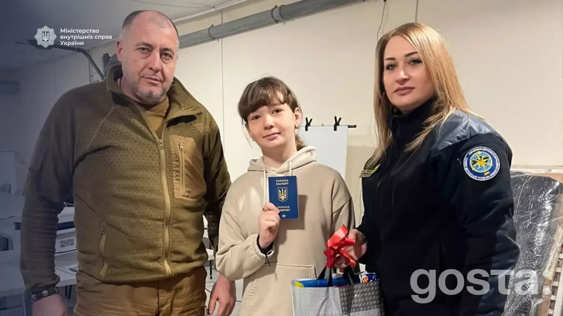 На фото зображено співробітників ДМС України, які надають адміністративні послуги жителям прифронтових громад.