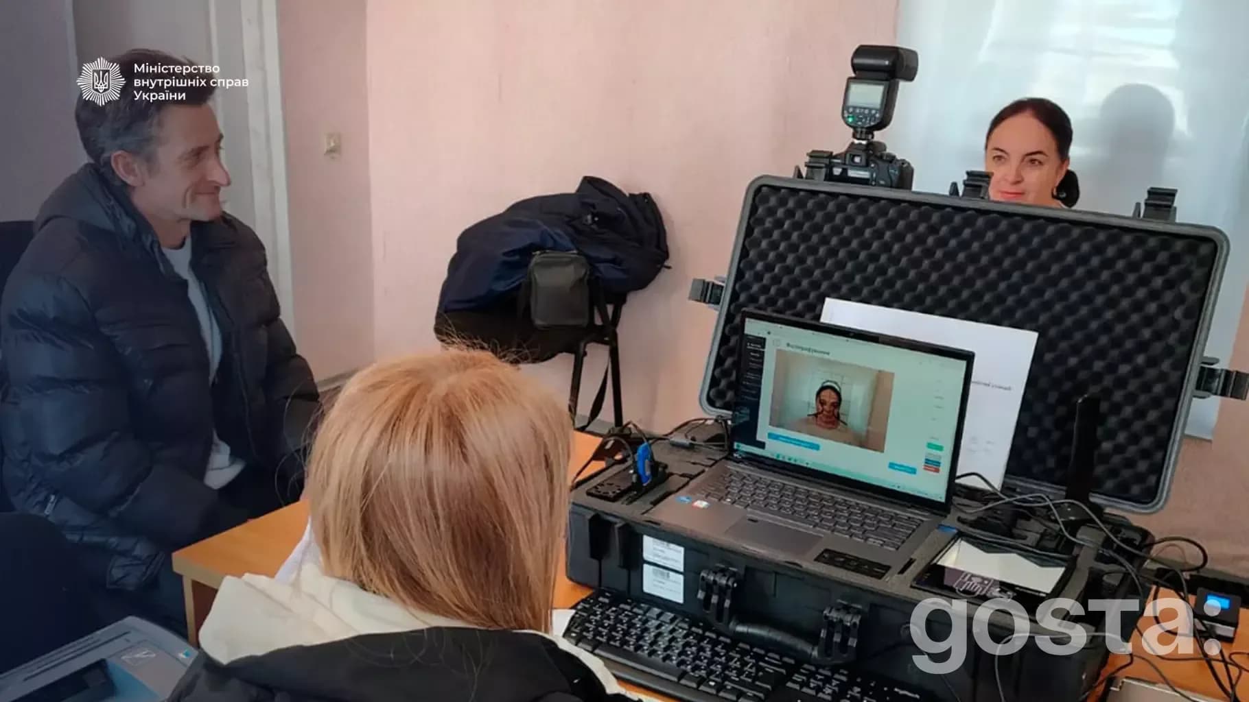 Мобільна група ДМС України обслуговує жителів прифронтових громад у польових умовах, оформлюючи паспортні документи.
