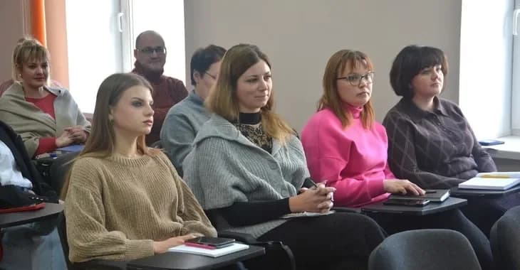 Учасники робочої зустрічі представників фармацевтичної компанії з обговоренням клінічних випробувань у конференц-залі.
