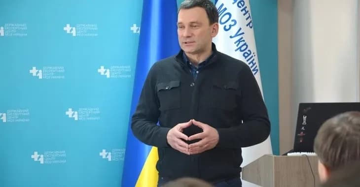 На зображенні чоловік виступає на робочій зустрічі фахівців з клінічних випробувань у ДЕЦ.