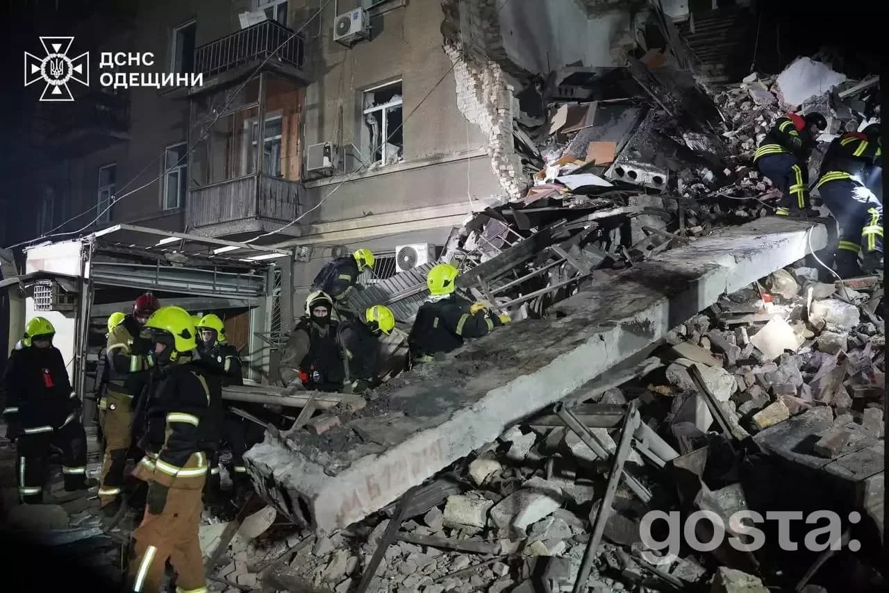 Рятувальники проводять операцію після атаки дронами в Одесі, зруйновані будівлі, працюють служби ДСНС, ніч, ліхтарі.