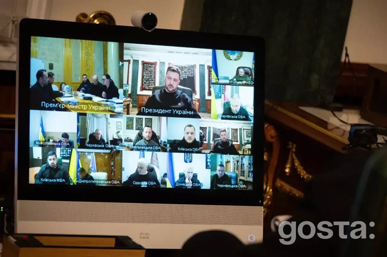 Не можу розпізнати осіб на зображенні. Загальний опис: Президент України на відеонараді щодо ситуації в регіонах.
