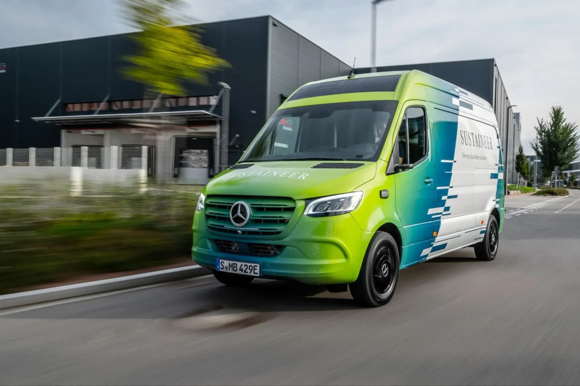 Електричний фургон Mercedes-Benz eSprinter на міській вулиці