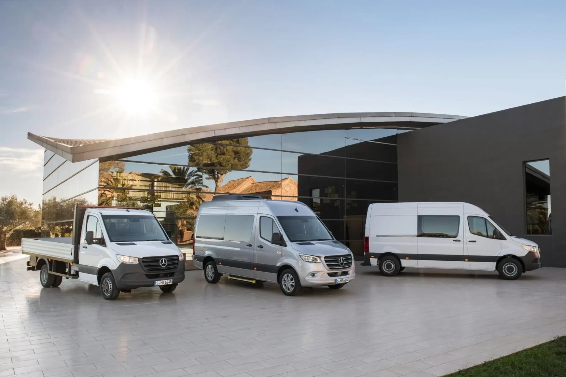 Сервісна бригада розвантажує обладнання з Mercedes-Benz Sprinter