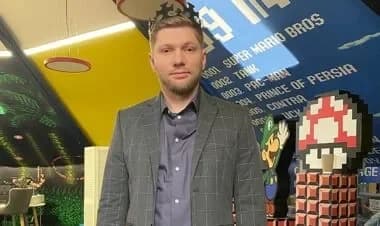 Чоловік у піджаку на тлі арту Super Mario; ілюстрація до новини про стан і впевненість команди NAVI у CS2